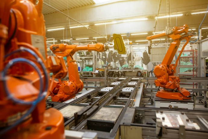 Braços robòtics en una línia de producció