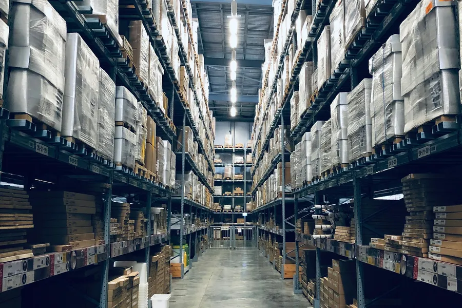 Pasillo de una nave logística con estanterías